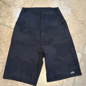 ALO Yoga Women's Dark Camo Bike Shorts medium m
